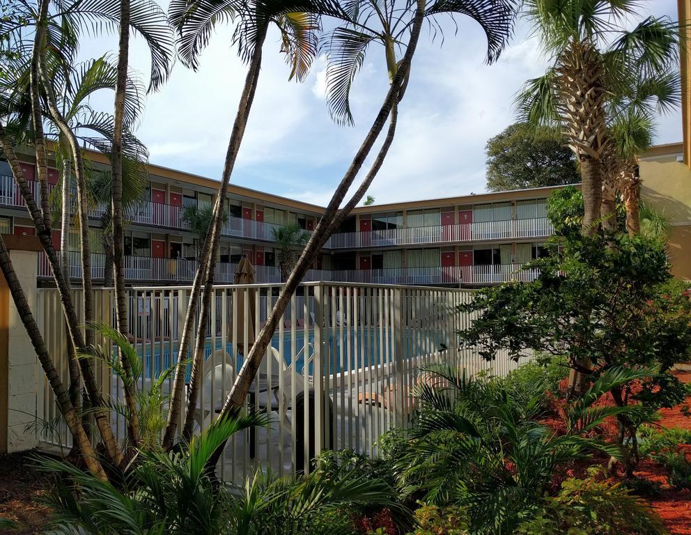 Red Carpet Airport Lauderdale Hotel Dania Beach